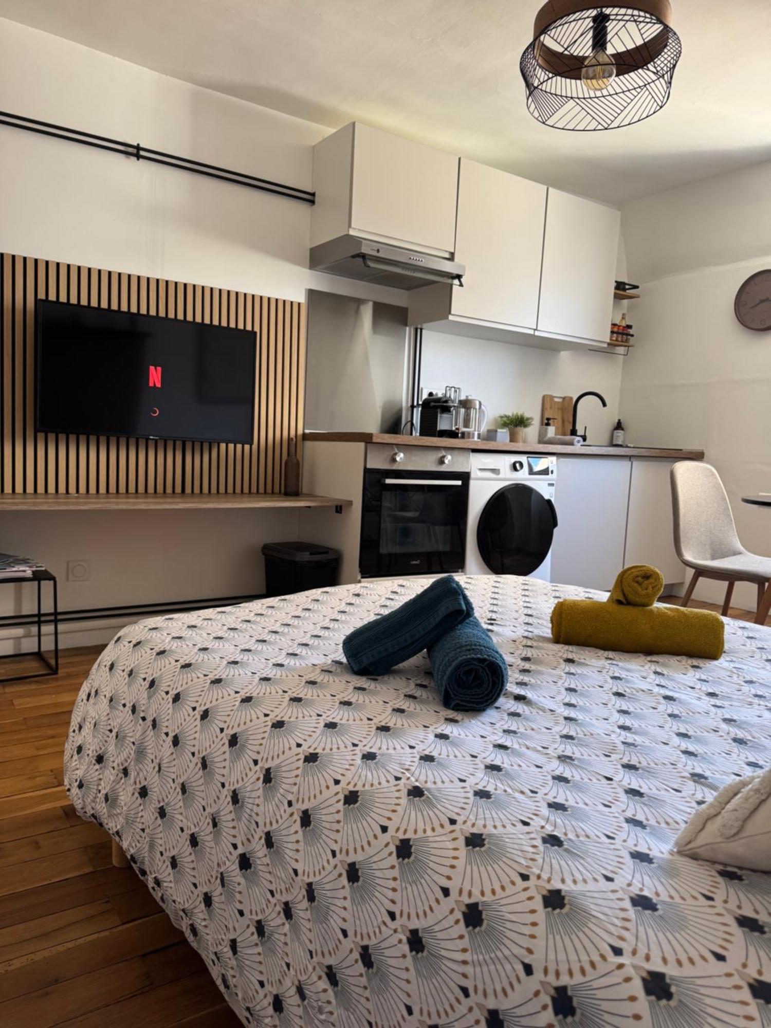Charmant Appartement Au Coeur De Бурж Екстериор снимка