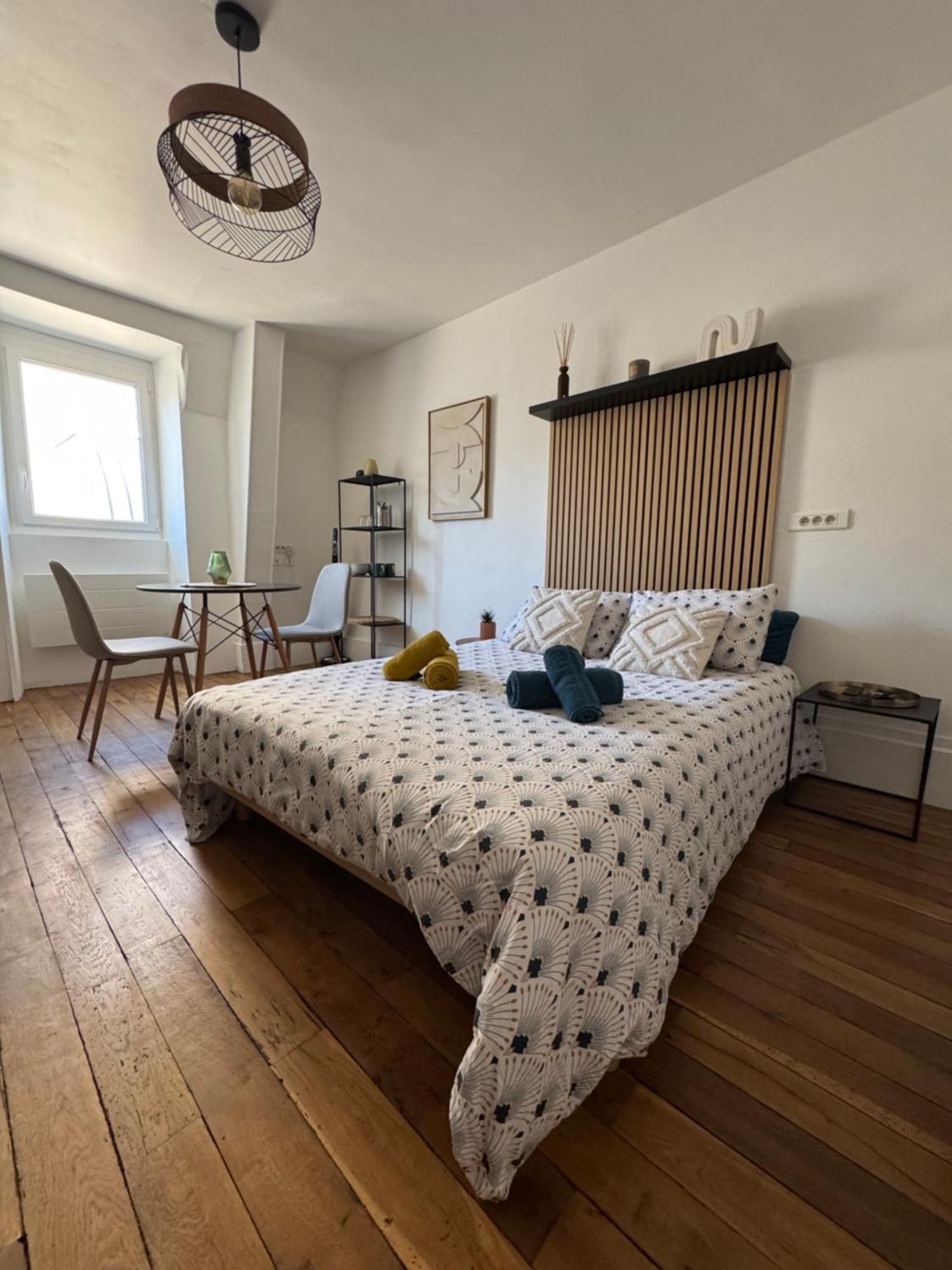 Charmant Appartement Au Coeur De Бурж Екстериор снимка