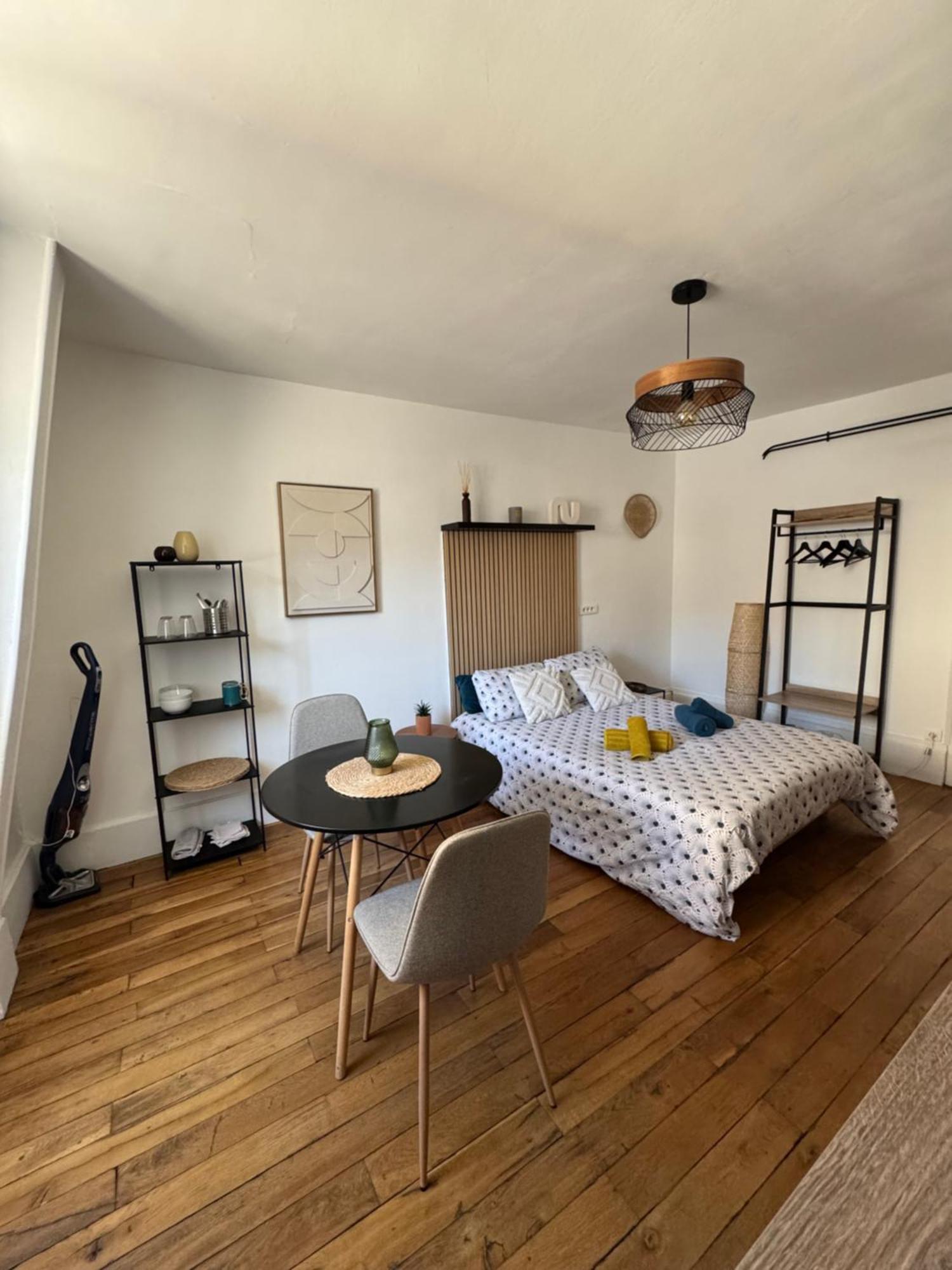Charmant Appartement Au Coeur De Бурж Екстериор снимка
