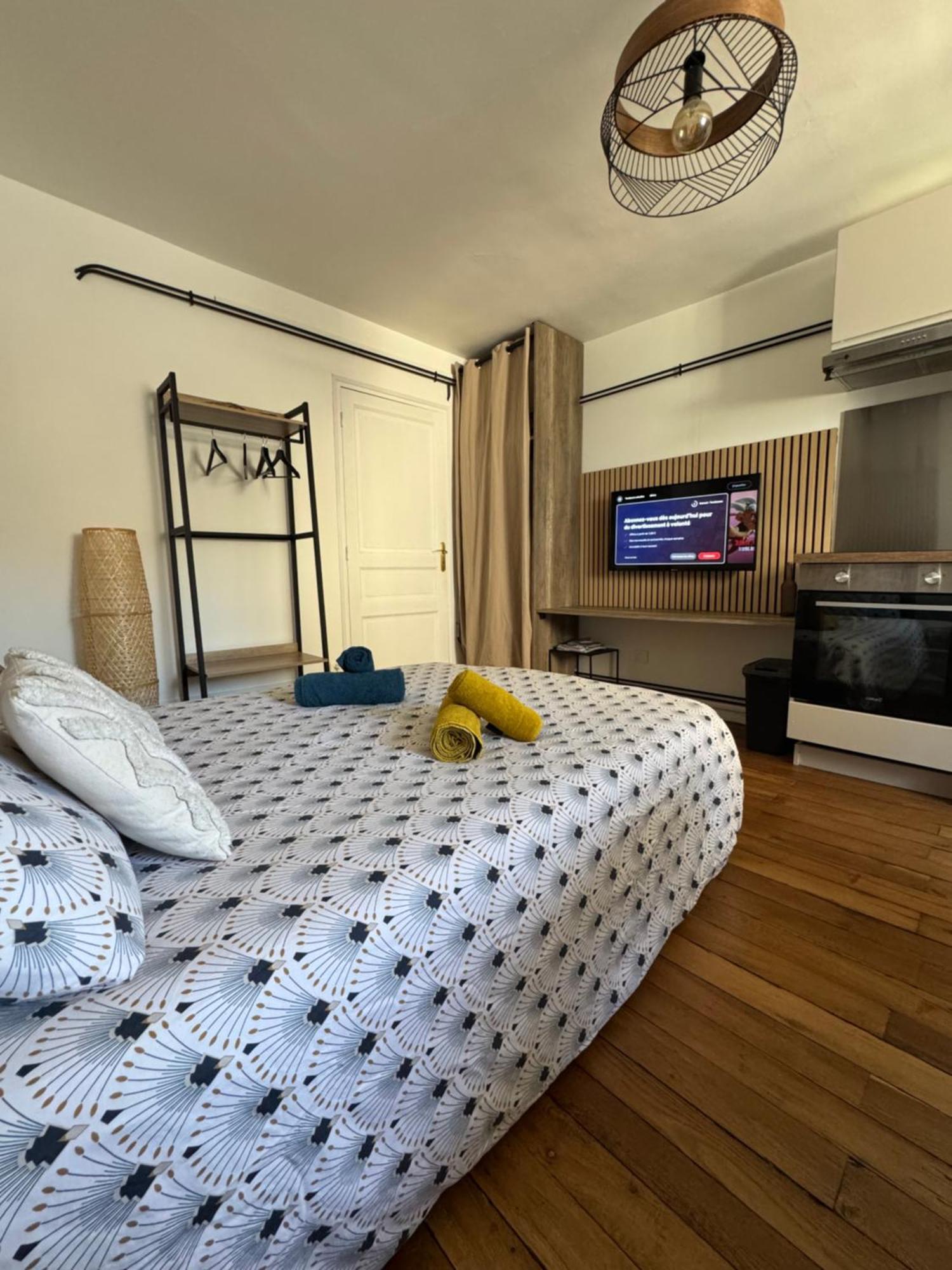 Charmant Appartement Au Coeur De Бурж Екстериор снимка