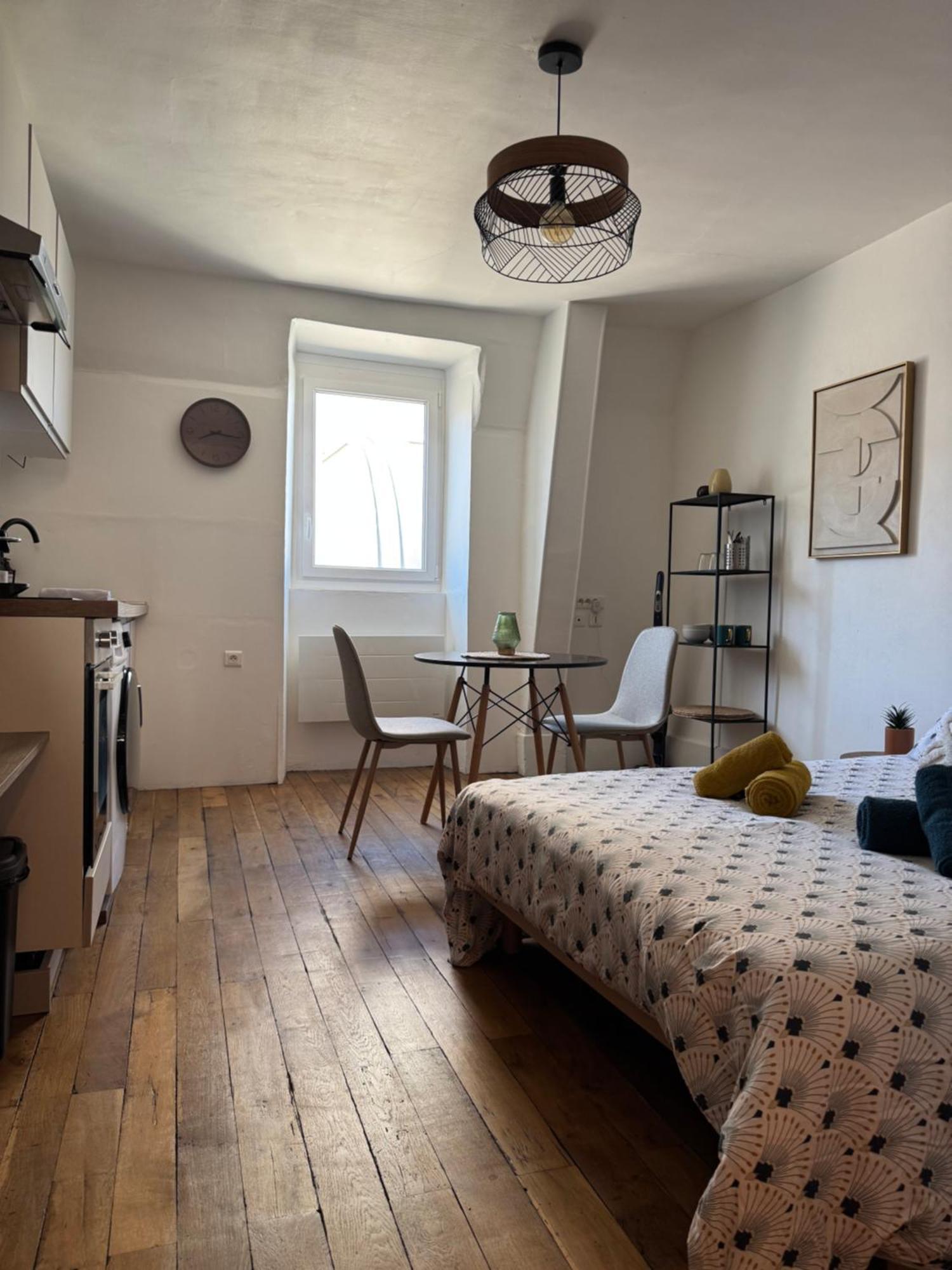 Charmant Appartement Au Coeur De Бурж Екстериор снимка