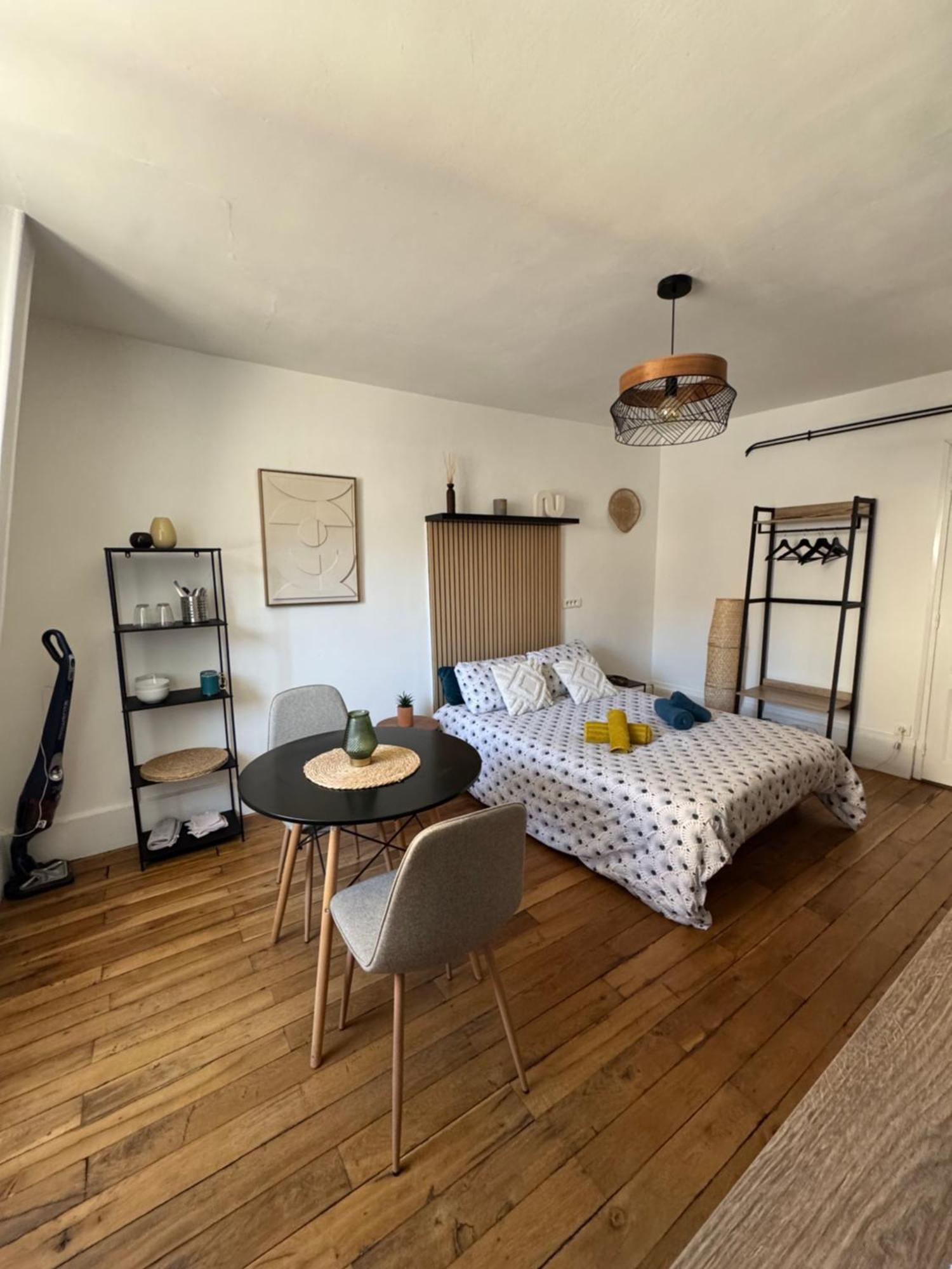 Charmant Appartement Au Coeur De Бурж Екстериор снимка